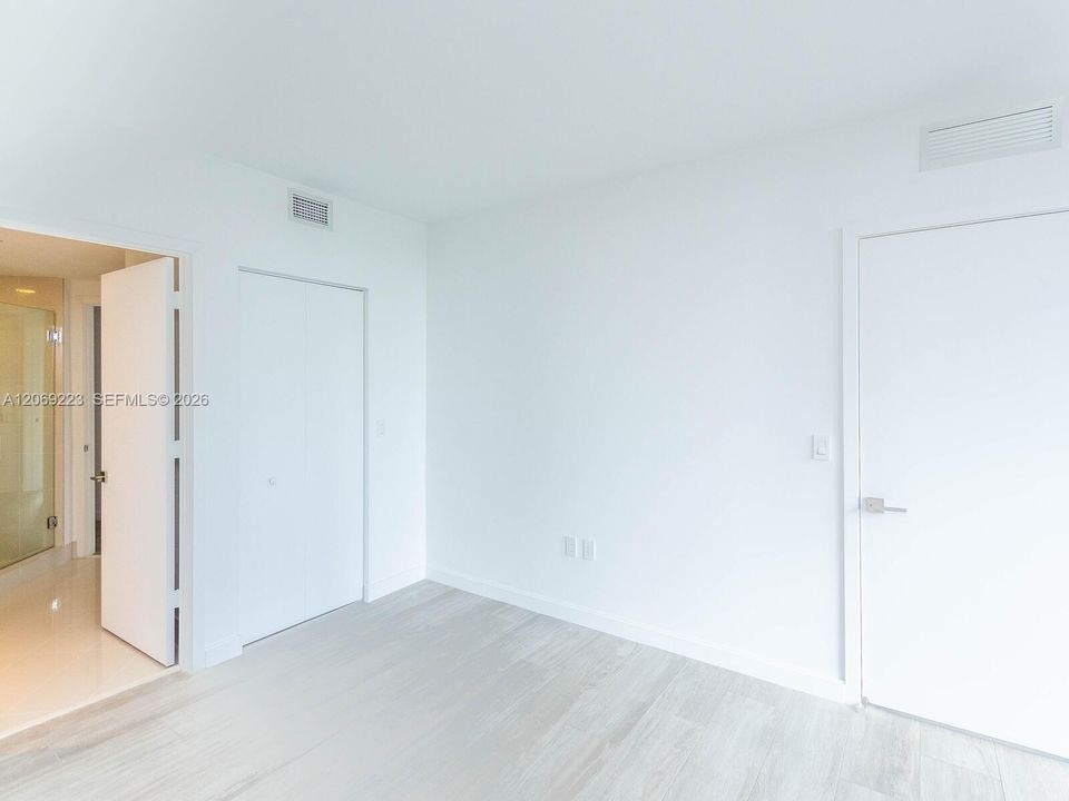 For Sale: $886,000 (2 beds, 2 baths, 1042 Square Feet)