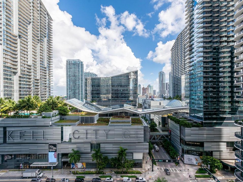 For Sale: $886,000 (2 beds, 2 baths, 1042 Square Feet)