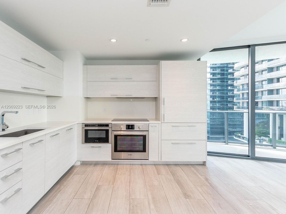 For Sale: $886,000 (2 beds, 2 baths, 1042 Square Feet)