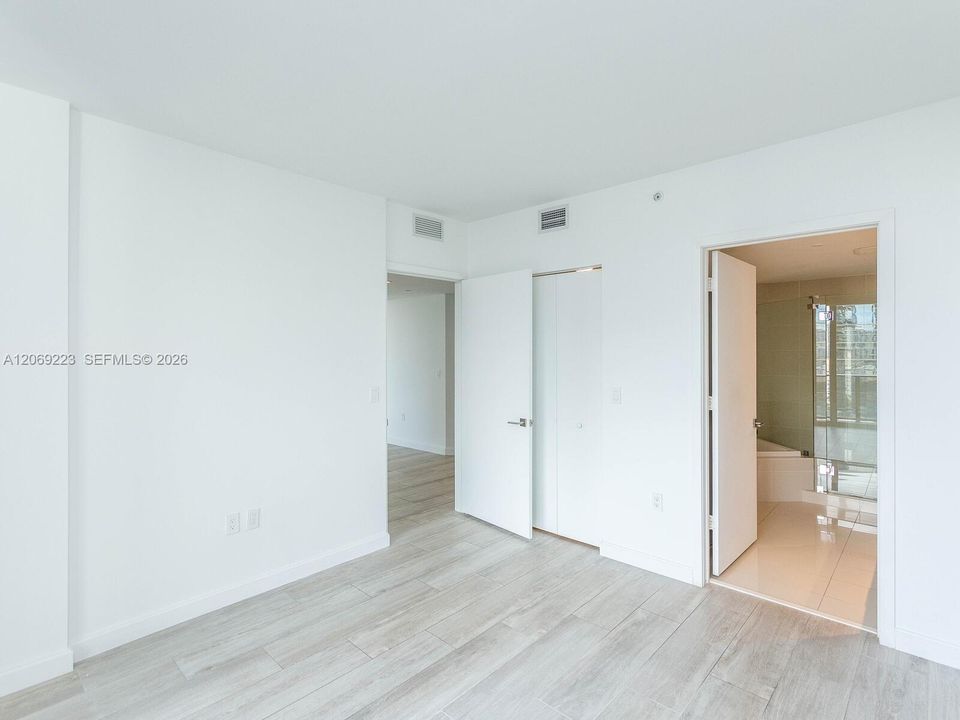 For Sale: $886,000 (2 beds, 2 baths, 1042 Square Feet)