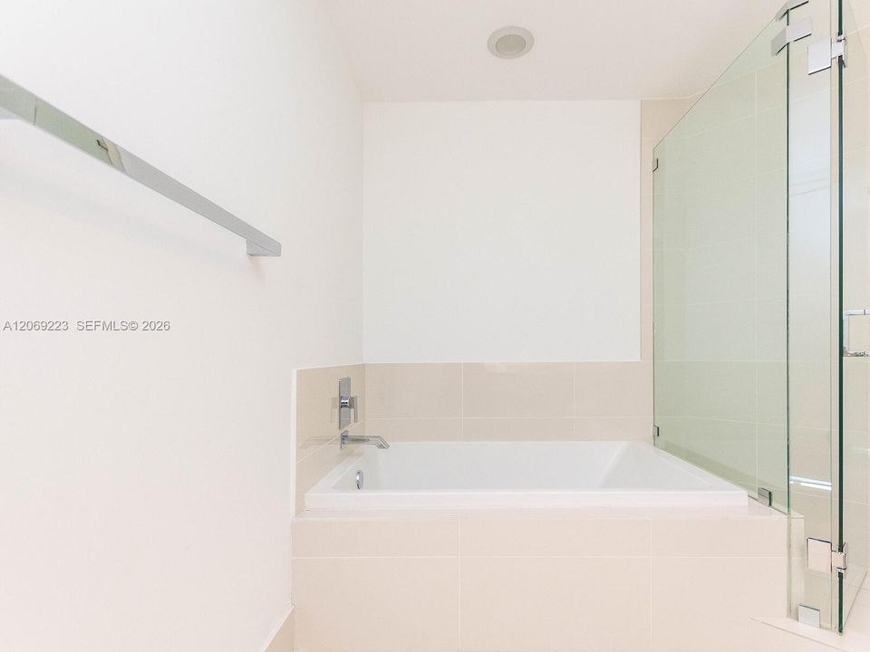For Sale: $886,000 (2 beds, 2 baths, 1042 Square Feet)