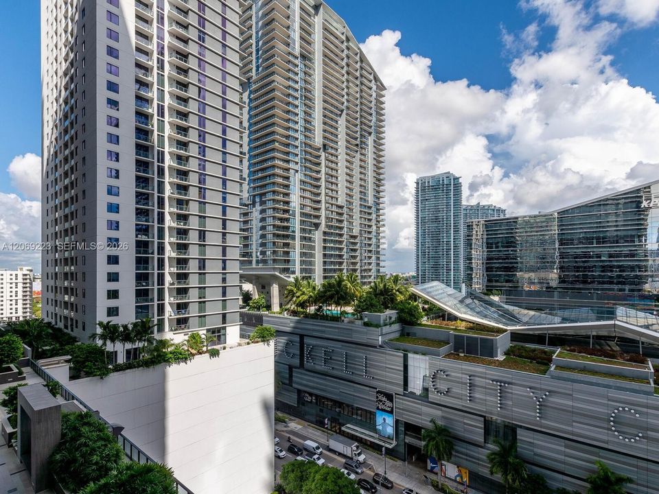 For Sale: $886,000 (2 beds, 2 baths, 1042 Square Feet)