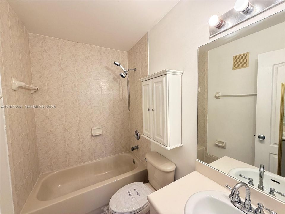 Active With Contract: $2,100 (2 beds, 2 baths, 1298 Square Feet)