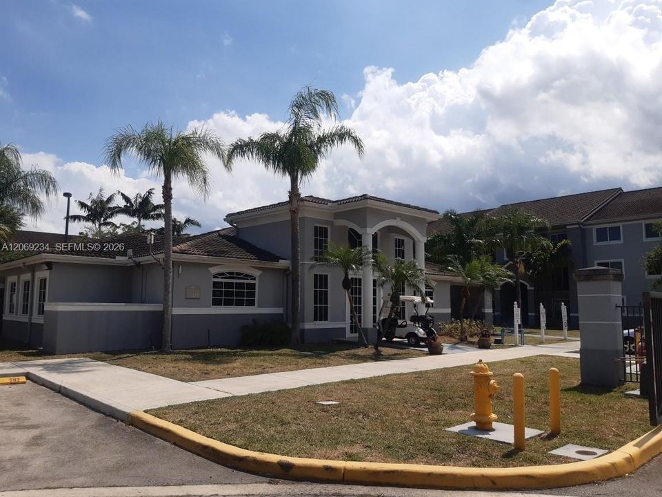 For Rent: $1,700 (2 beds, 2 baths, 895 Square Feet)