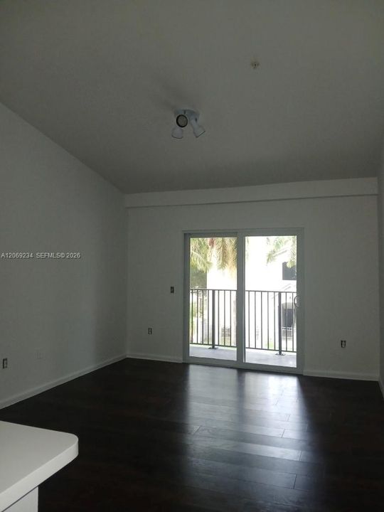 For Rent: $1,700 (2 beds, 2 baths, 895 Square Feet)