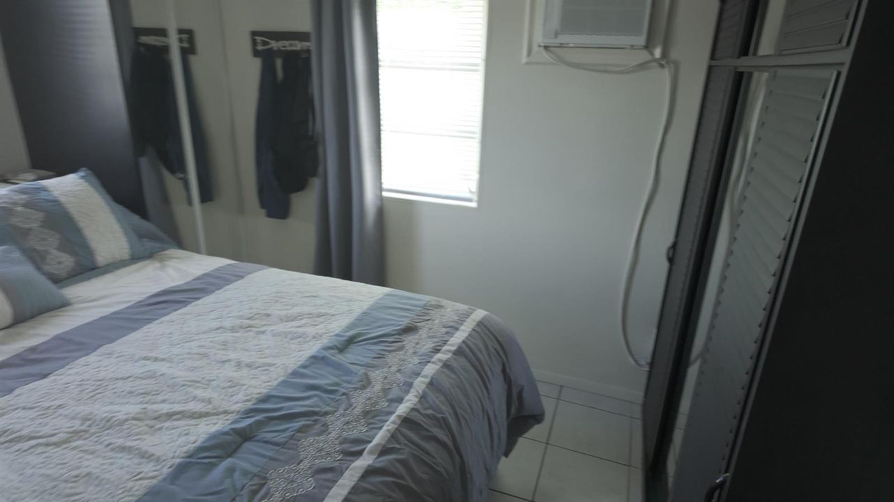 19_bedroom2-alt