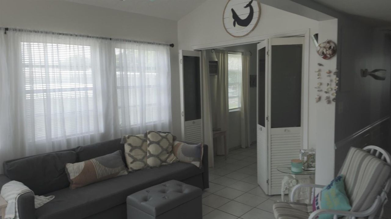 07_living-to-entry