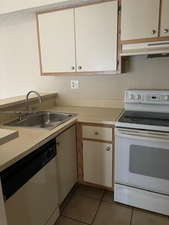 For Rent: $2,000 (2 beds, 2 baths, 976 Square Feet)