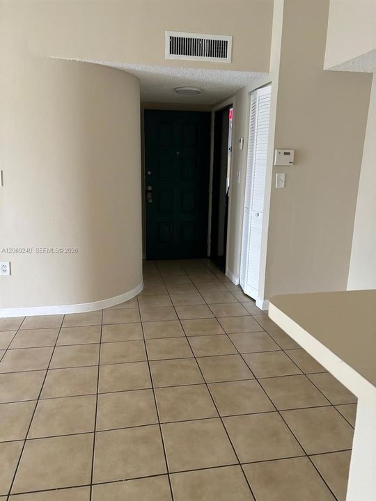 For Rent: $2,000 (2 beds, 2 baths, 976 Square Feet)
