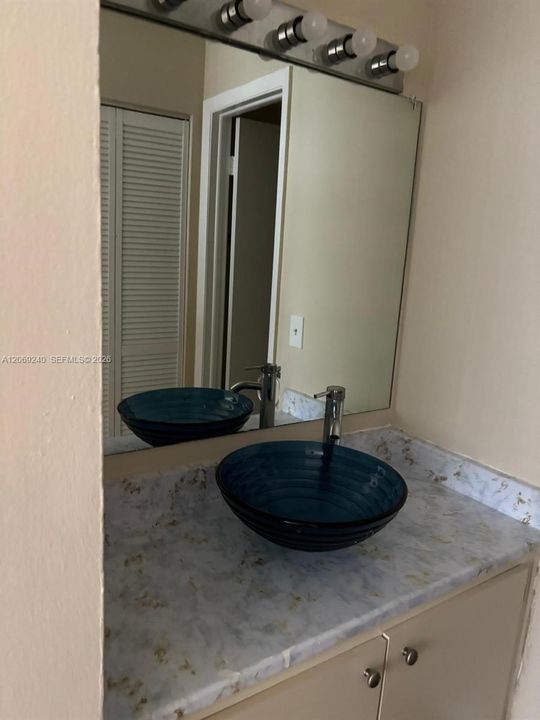 For Rent: $2,000 (2 beds, 2 baths, 976 Square Feet)