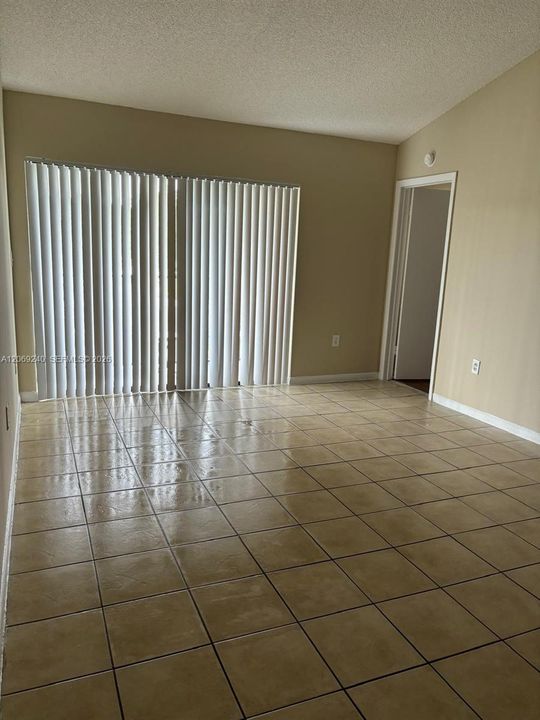 For Rent: $2,000 (2 beds, 2 baths, 976 Square Feet)