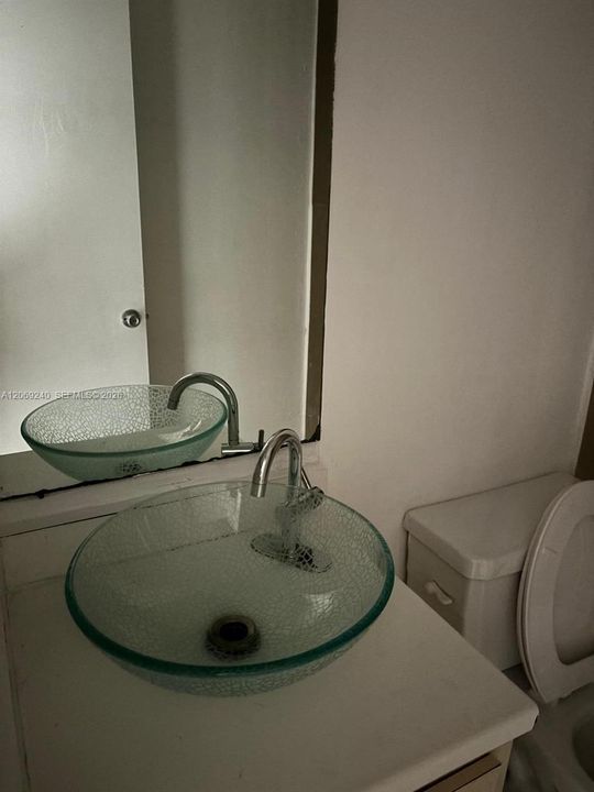 For Rent: $2,000 (2 beds, 2 baths, 976 Square Feet)