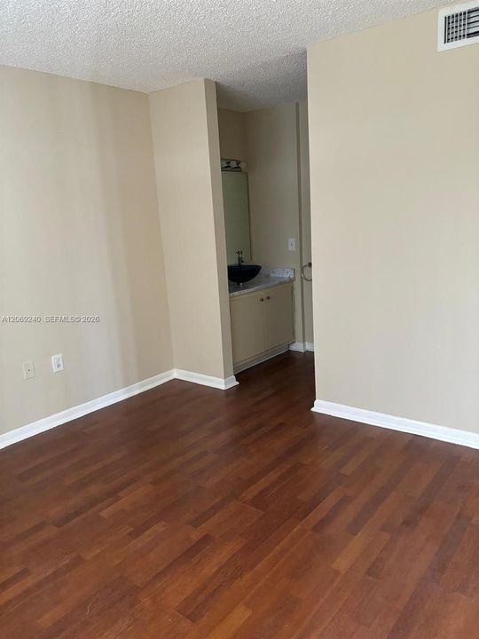 For Rent: $2,000 (2 beds, 2 baths, 976 Square Feet)
