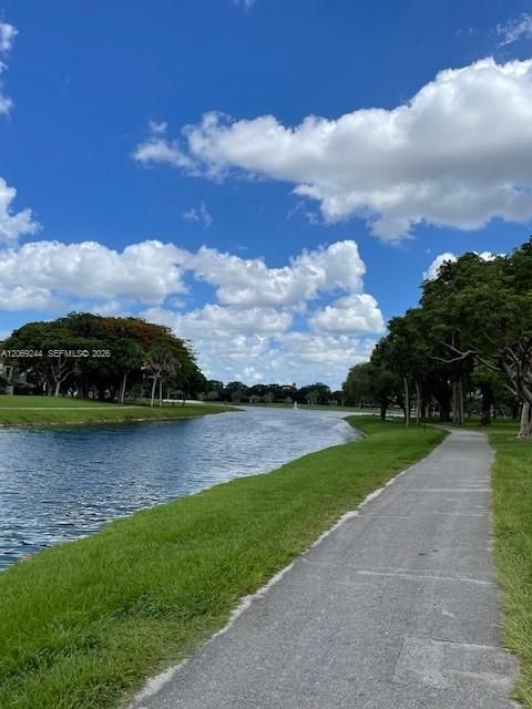 For Rent: $2,200 (2 beds, 2 baths, 1093 Square Feet)