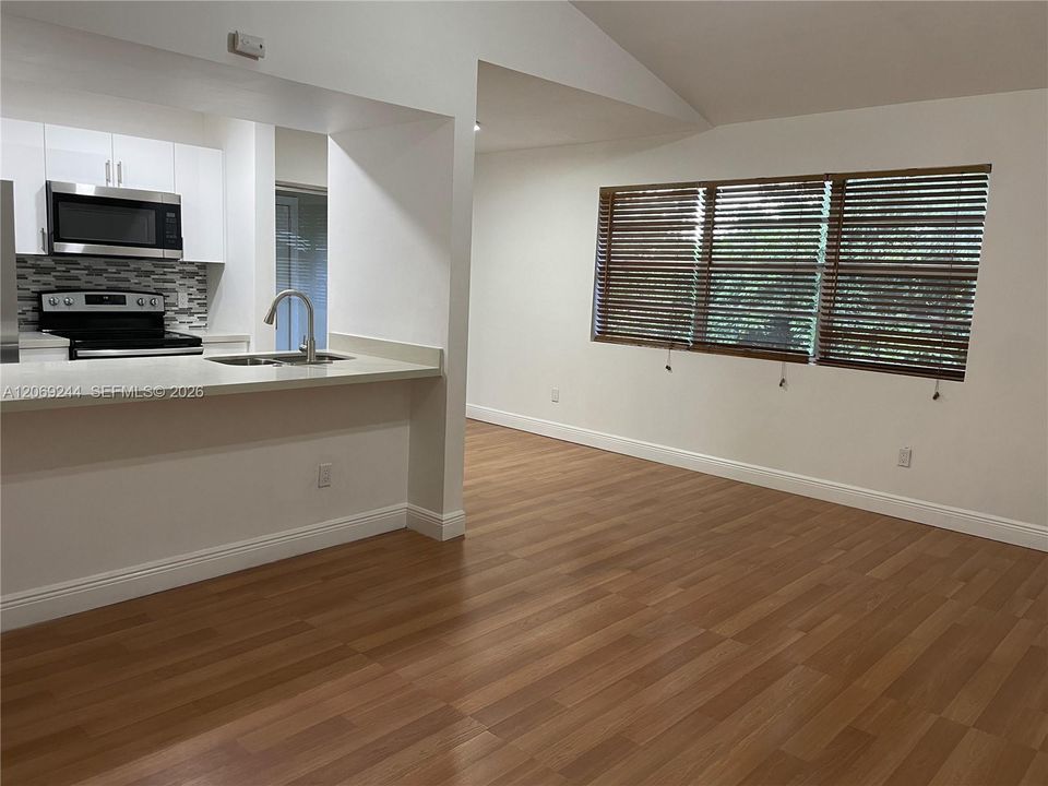For Rent: $2,200 (2 beds, 2 baths, 1093 Square Feet)