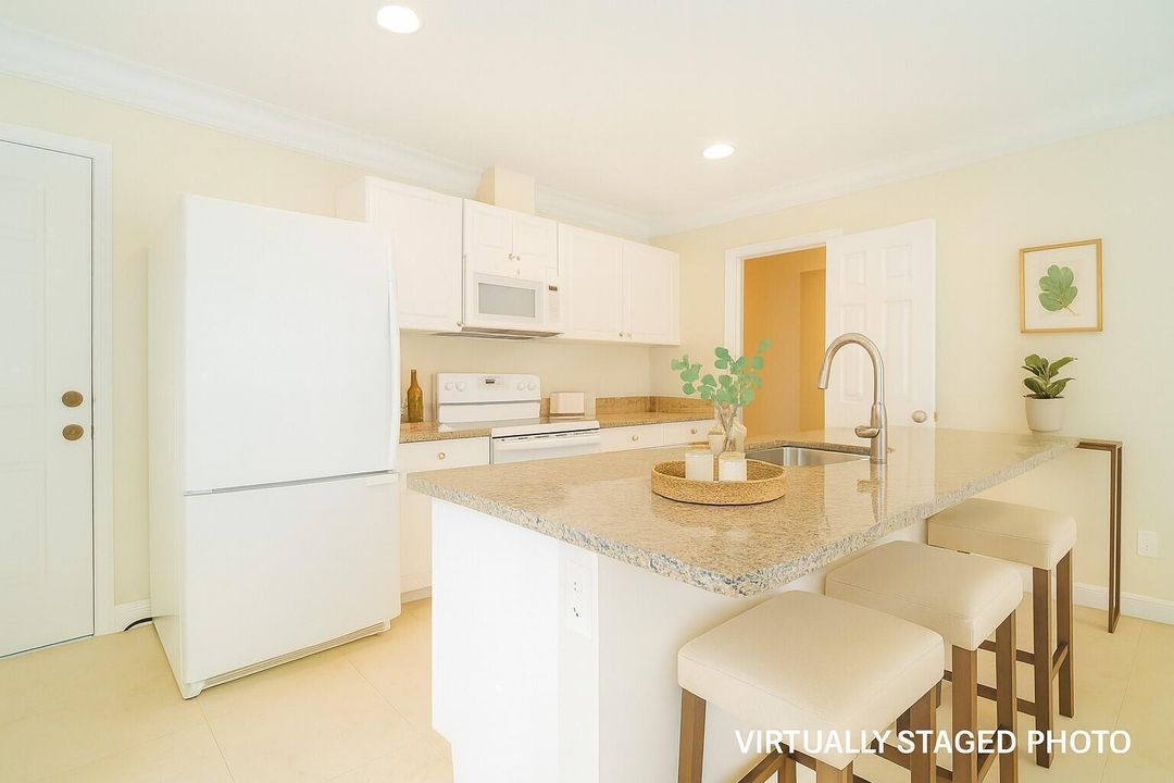 Spacious Kitchen & Breakfast Bar