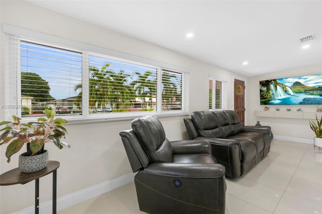 En Venta: $769,000 (5 camas, 2 baños, 1610 Pies cuadrados)