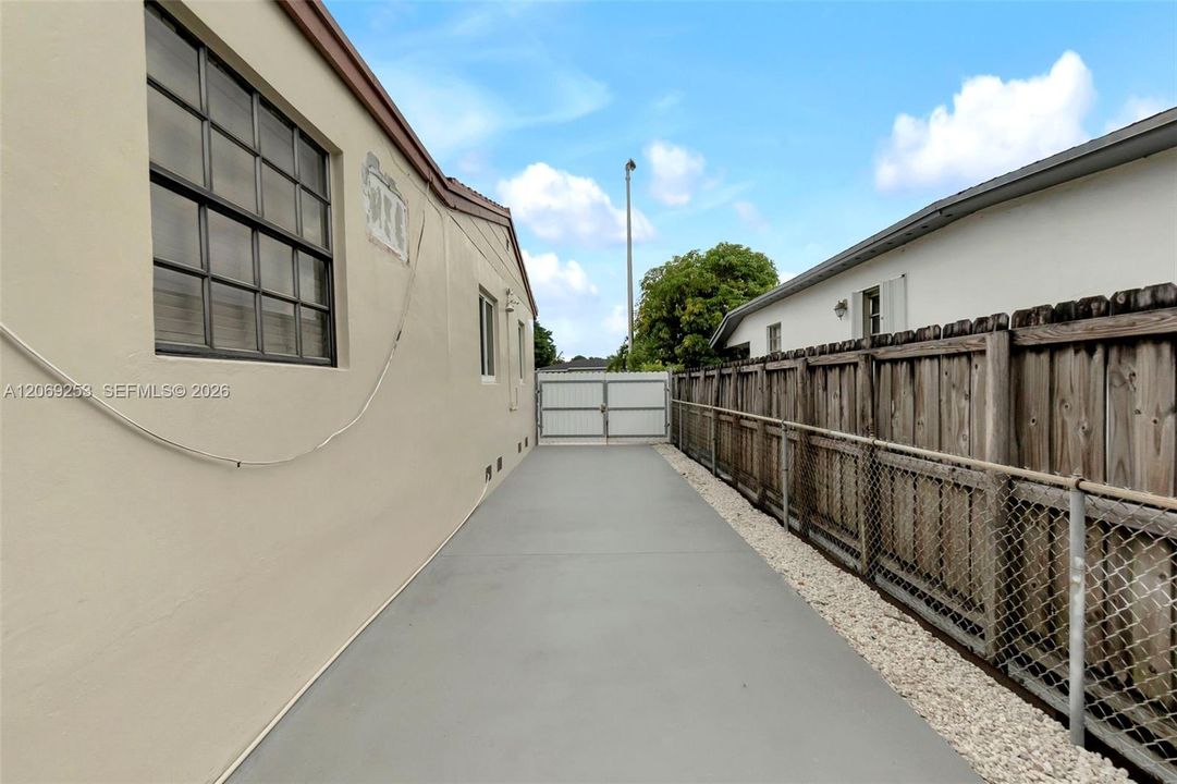 En Venta: $769,000 (5 camas, 2 baños, 1610 Pies cuadrados)