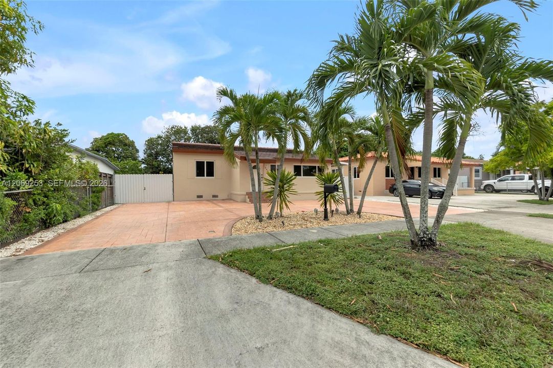 En Venta: $769,000 (5 camas, 2 baños, 1610 Pies cuadrados)