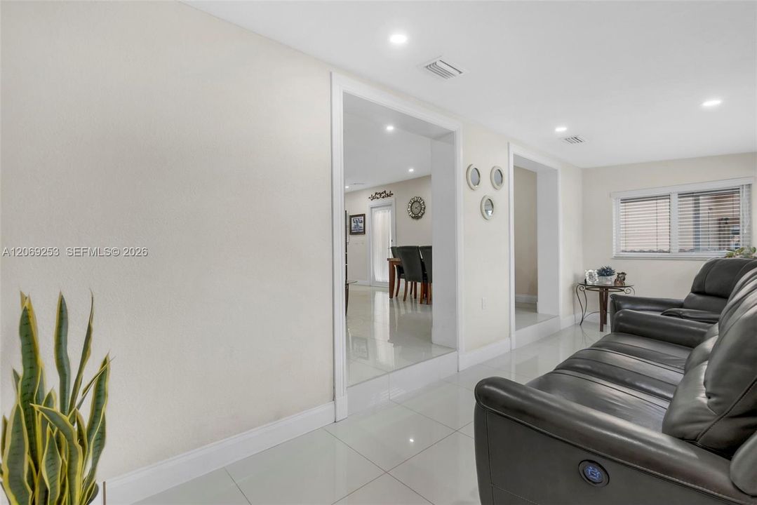 En Venta: $769,000 (5 camas, 2 baños, 1610 Pies cuadrados)