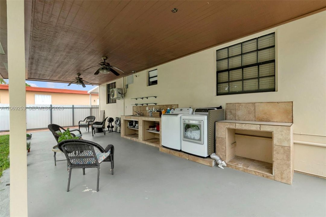En Venta: $769,000 (5 camas, 2 baños, 1610 Pies cuadrados)