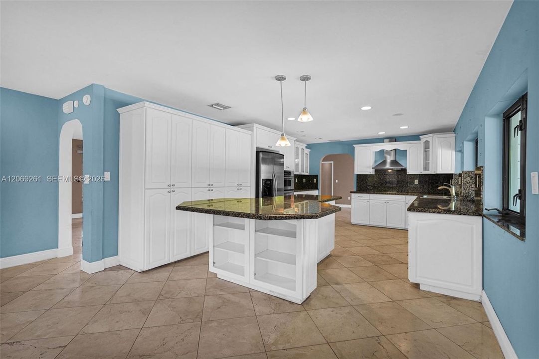 For Sale: $1,250,000 (5 beds, 2 baths, 2996 Square Feet)