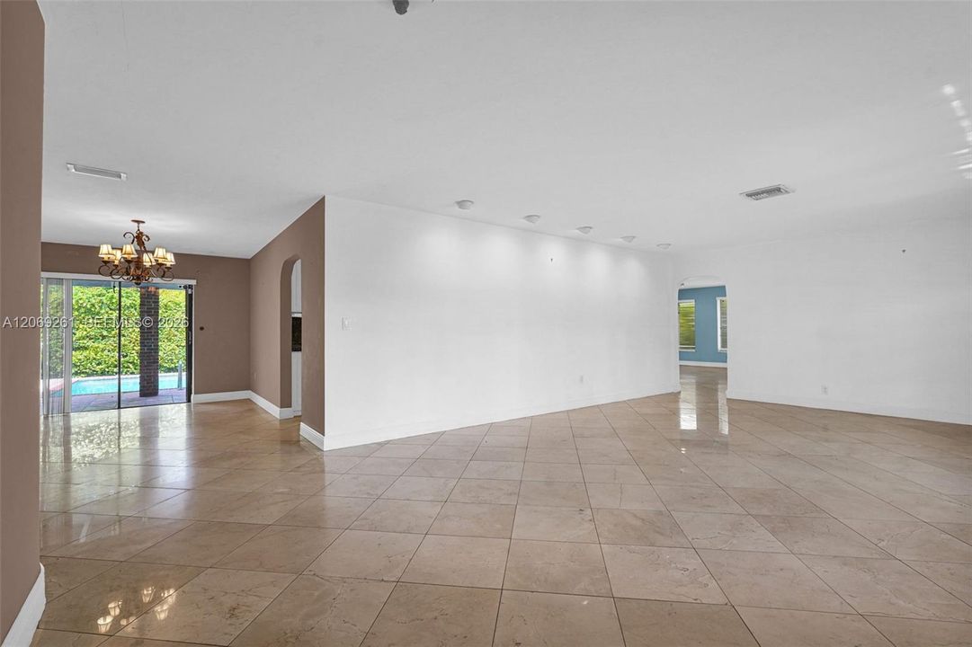 For Sale: $1,250,000 (5 beds, 2 baths, 2996 Square Feet)
