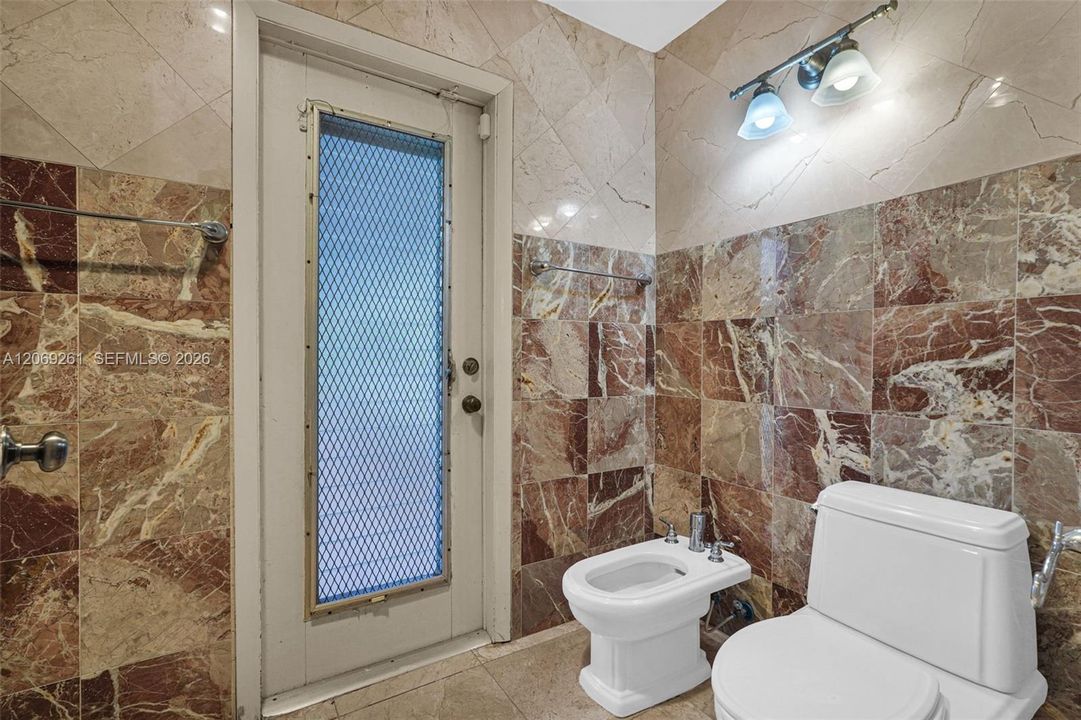 For Sale: $1,250,000 (5 beds, 2 baths, 2996 Square Feet)