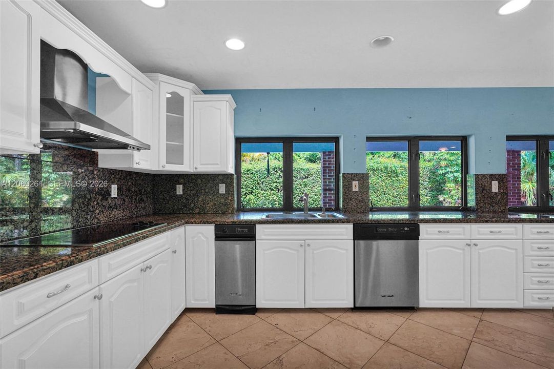 For Sale: $1,250,000 (5 beds, 2 baths, 2996 Square Feet)