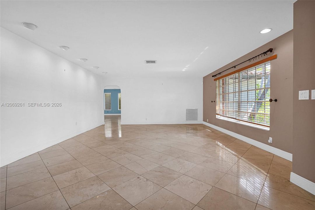 For Sale: $1,250,000 (5 beds, 2 baths, 2996 Square Feet)