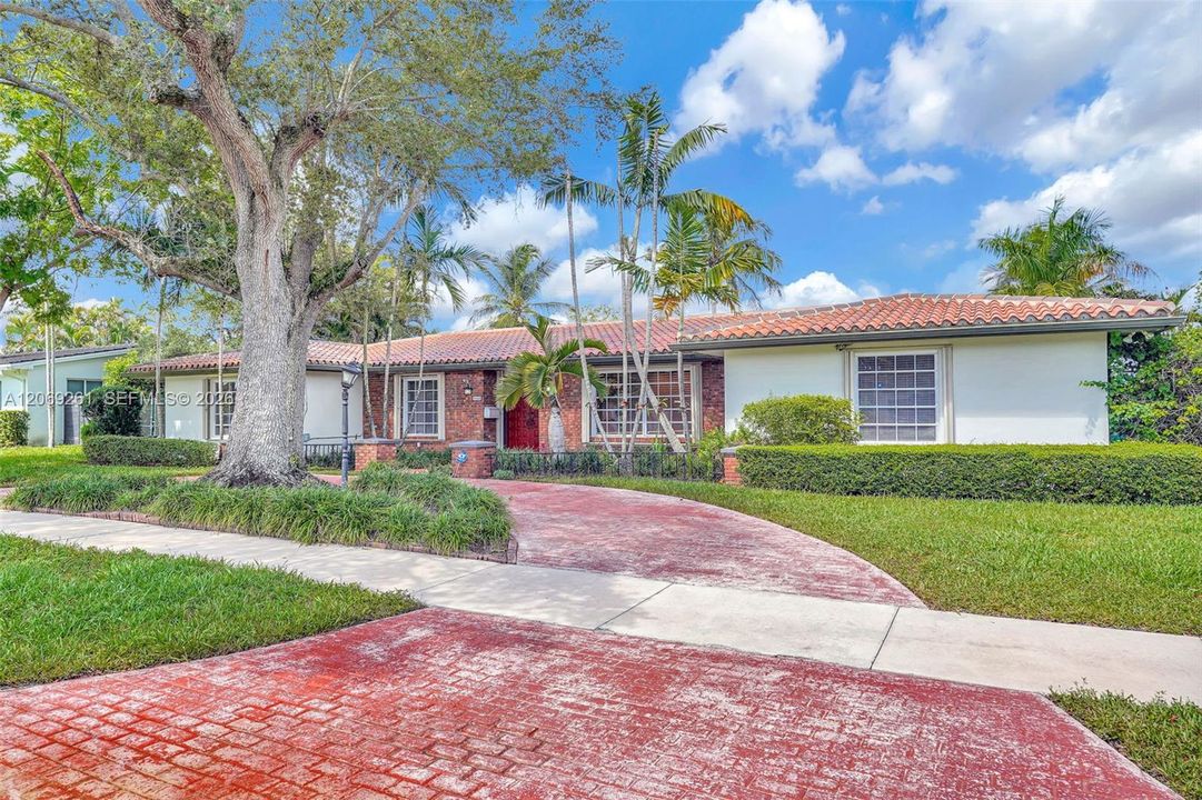 For Sale: $1,250,000 (5 beds, 2 baths, 2996 Square Feet)