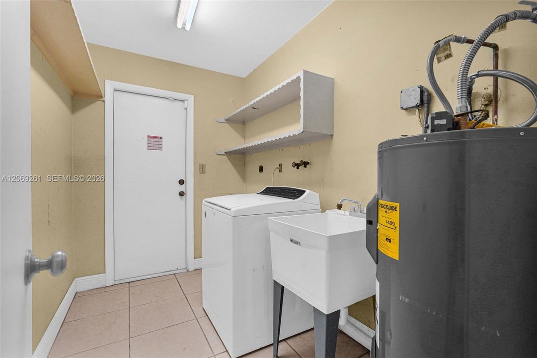 For Sale: $1,250,000 (5 beds, 2 baths, 2996 Square Feet)