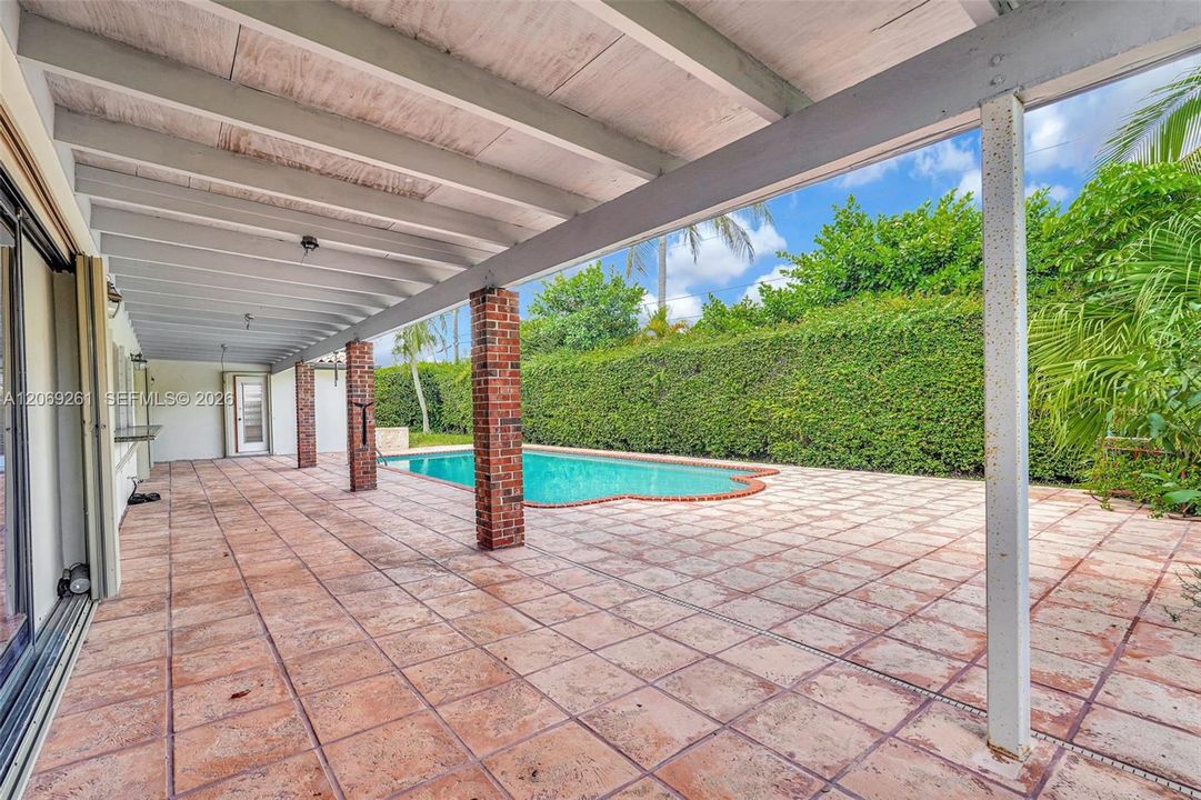 For Sale: $1,250,000 (5 beds, 2 baths, 2996 Square Feet)