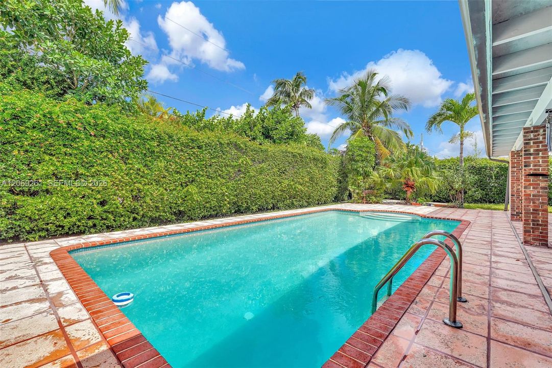 For Sale: $1,250,000 (5 beds, 2 baths, 2996 Square Feet)
