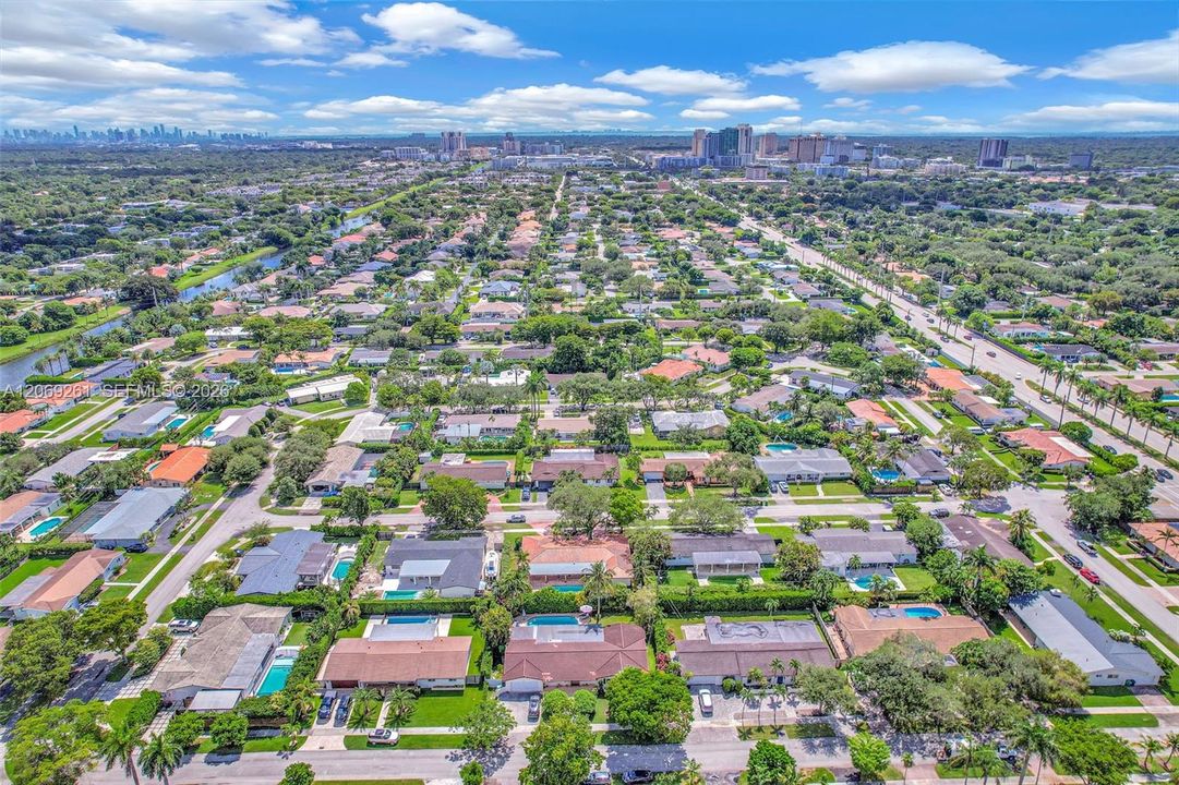 For Sale: $1,250,000 (5 beds, 2 baths, 2996 Square Feet)