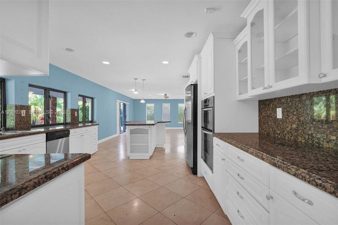 For Sale: $1,250,000 (5 beds, 2 baths, 2996 Square Feet)