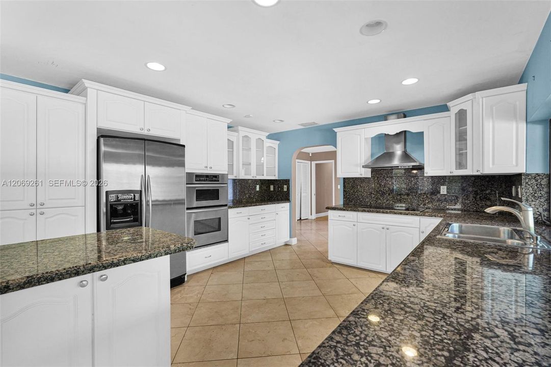 For Sale: $1,250,000 (5 beds, 2 baths, 2996 Square Feet)