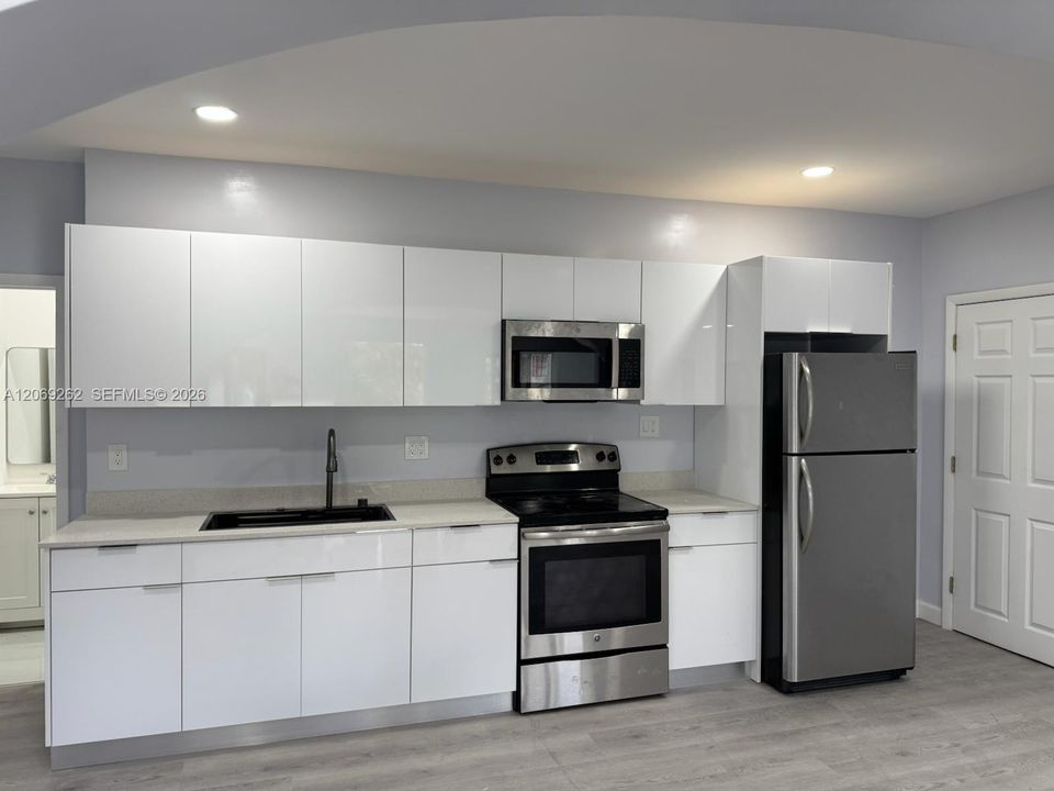 For Rent: $2,650 (2 beds, 1 baths, 3070 Square Feet)