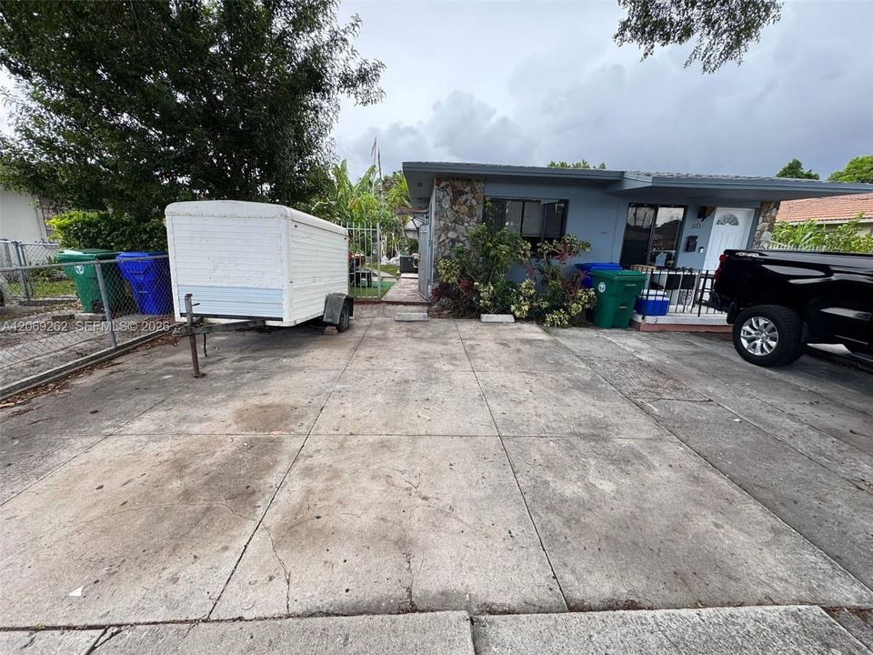 For Rent: $2,650 (2 beds, 1 baths, 3070 Square Feet)