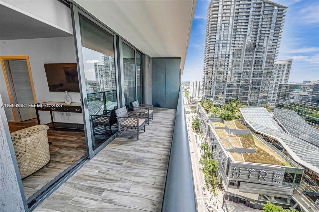 Active With Contract: $4,150 (1 beds, 2 baths, 881 Square Feet)