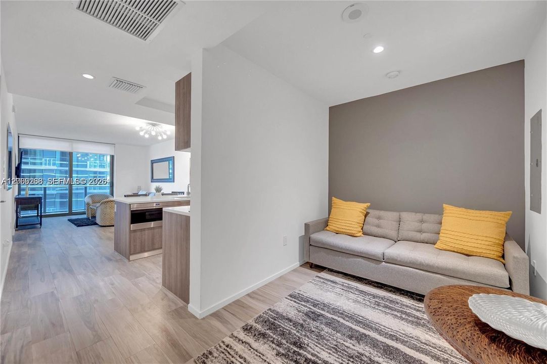 Active With Contract: $4,150 (1 beds, 2 baths, 881 Square Feet)