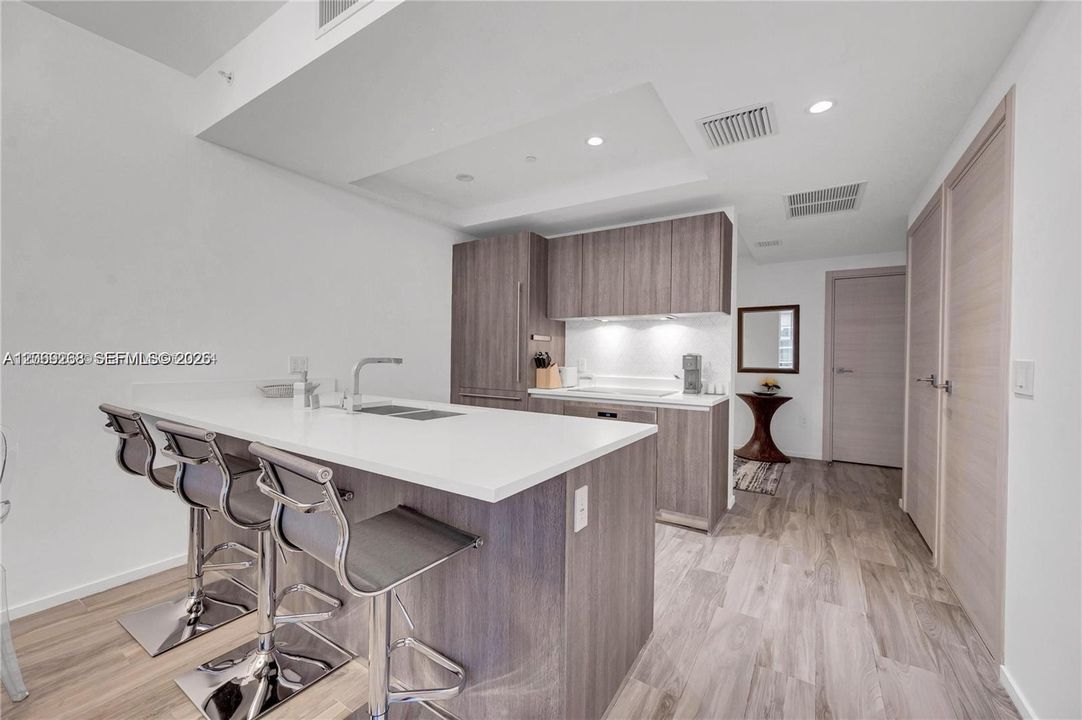 Active With Contract: $4,150 (1 beds, 2 baths, 881 Square Feet)
