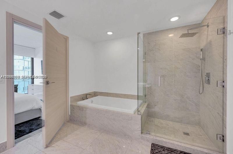 Active With Contract: $4,150 (1 beds, 2 baths, 881 Square Feet)