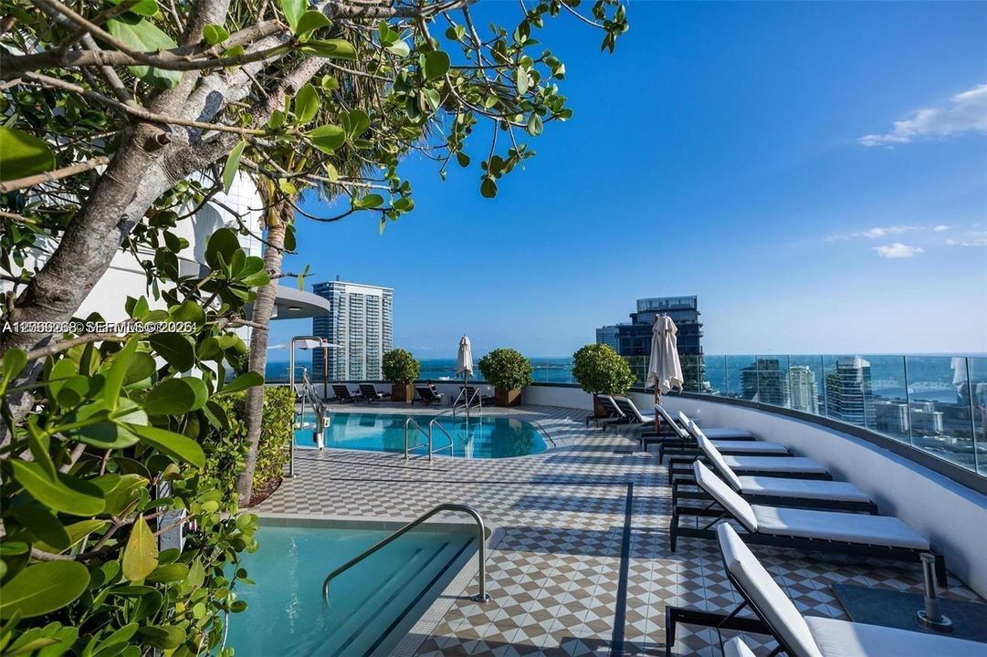 Active With Contract: $4,150 (1 beds, 2 baths, 881 Square Feet)