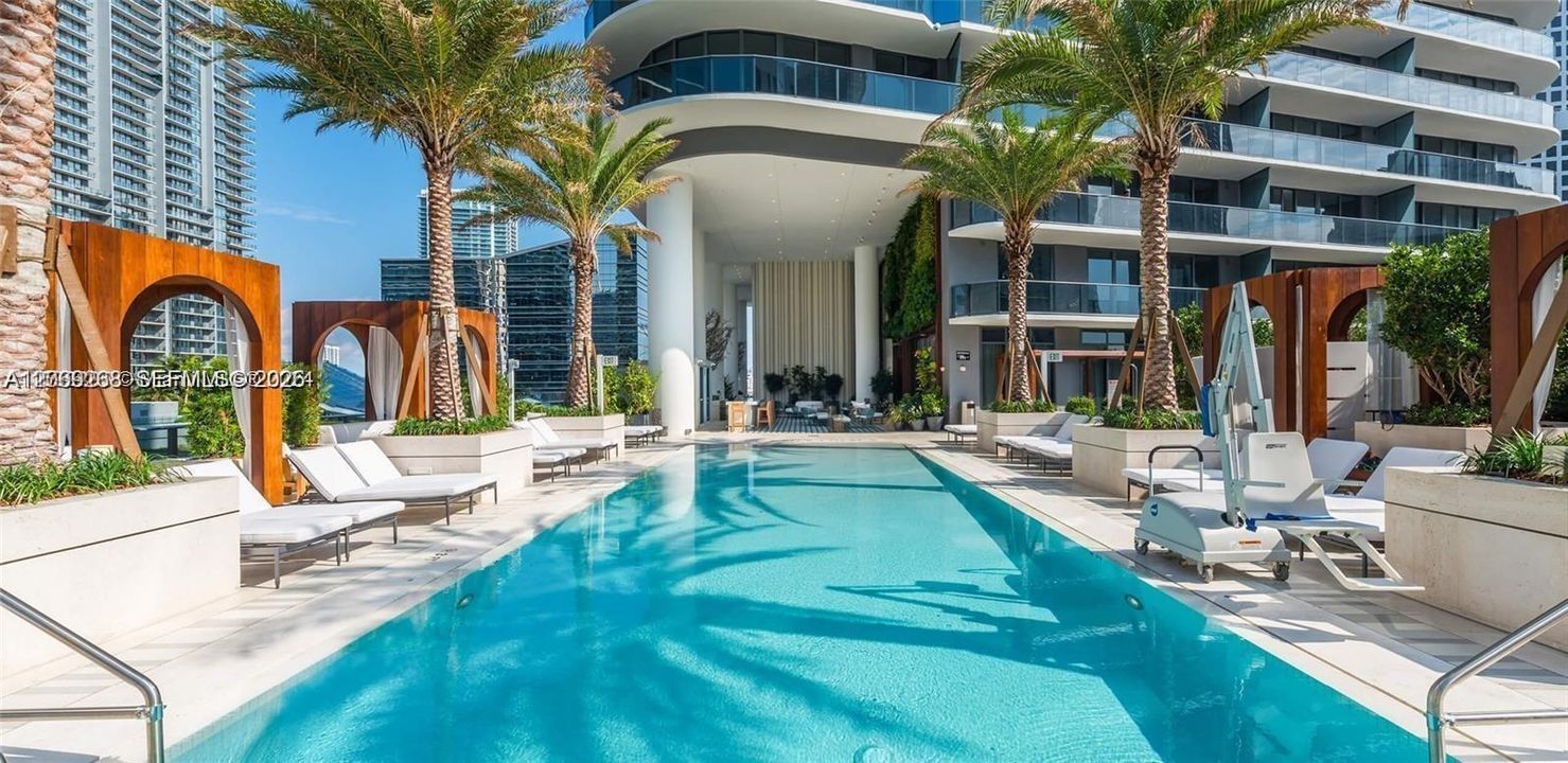 Active With Contract: $4,150 (1 beds, 2 baths, 881 Square Feet)
