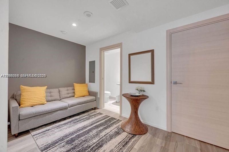 Active With Contract: $4,150 (1 beds, 2 baths, 881 Square Feet)