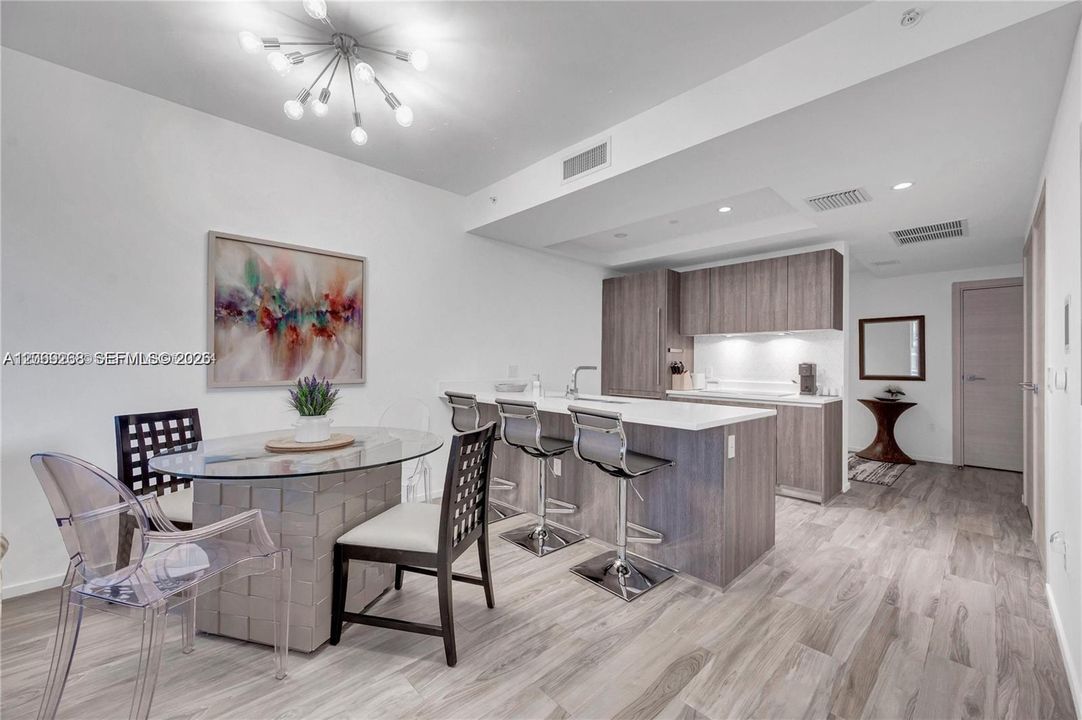 Active With Contract: $4,150 (1 beds, 2 baths, 881 Square Feet)