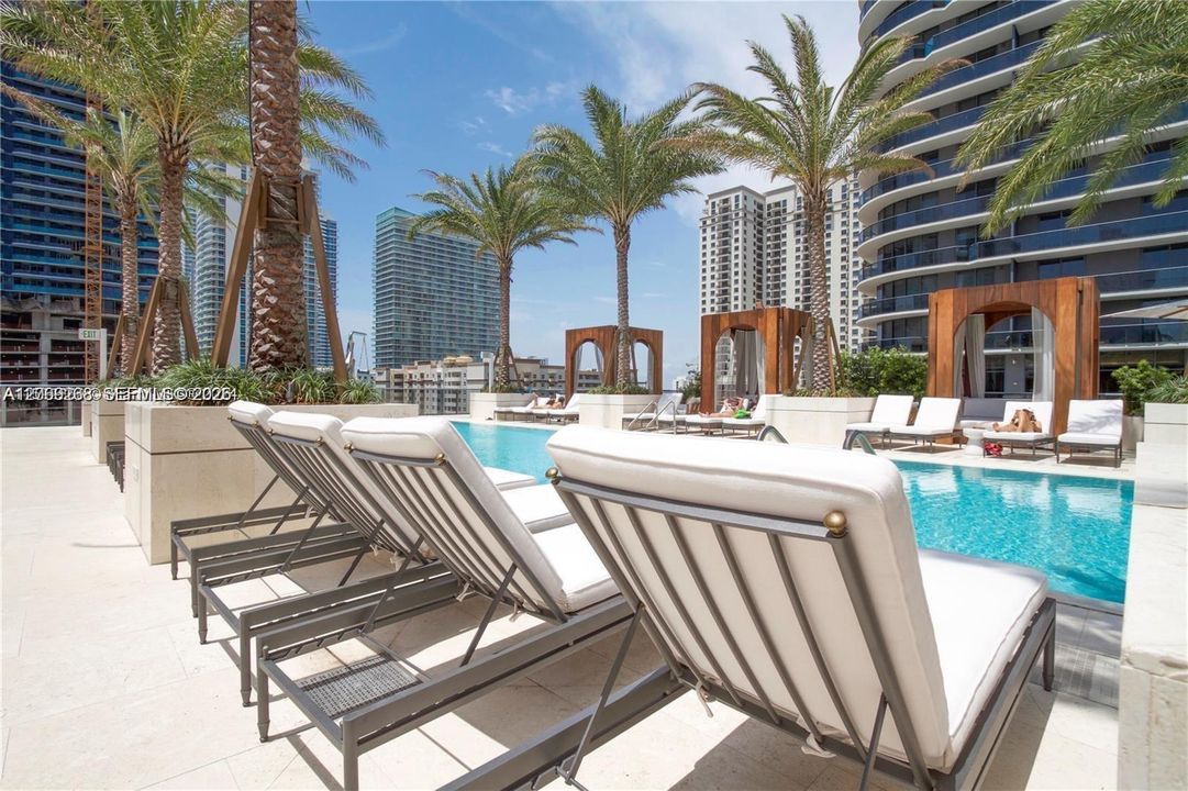 Active With Contract: $4,150 (1 beds, 2 baths, 881 Square Feet)