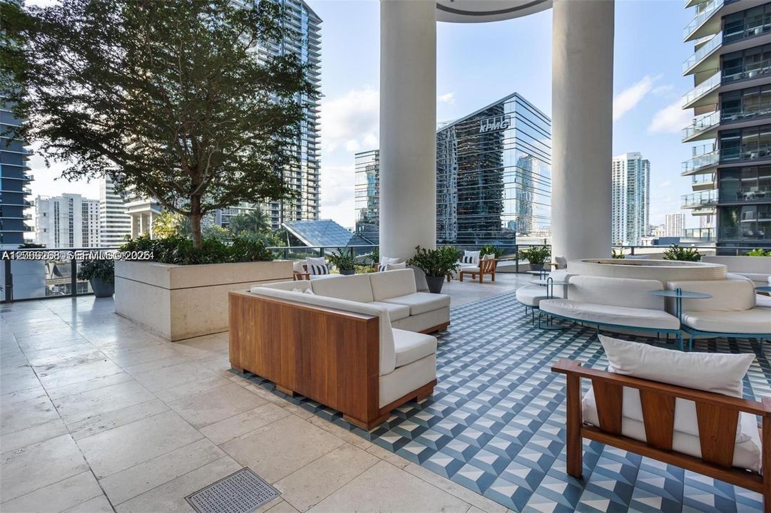 Active With Contract: $4,150 (1 beds, 2 baths, 881 Square Feet)