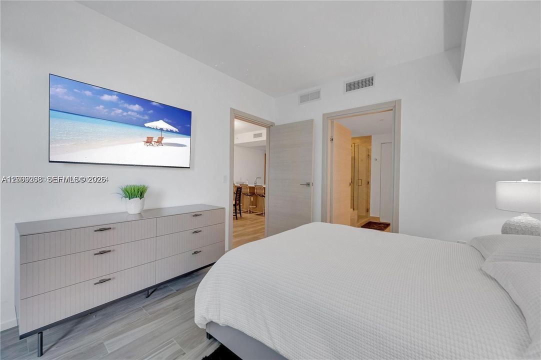 Active With Contract: $4,150 (1 beds, 2 baths, 881 Square Feet)
